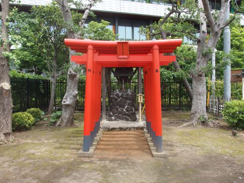 白浜稲荷神社 - 羽田クロノゲート東門の脇に鎮座するお稲荷さま