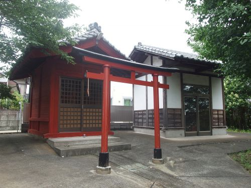 鴨居稲荷神社 - 鴨居の高台の住宅街の中に鎮座する神社