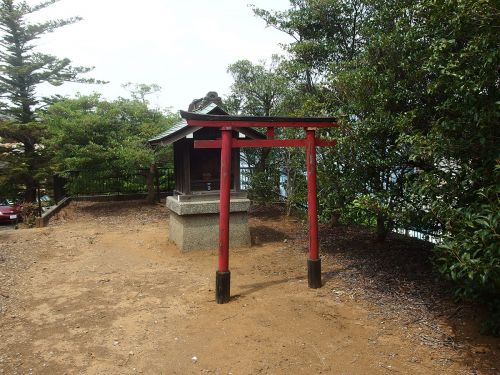 羽沢稲荷神社 - 羽沢の分水嶺に鎮座するお稲荷さま