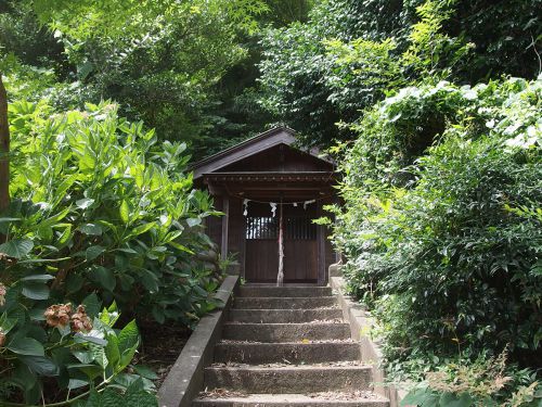 但馬稲荷神社（横浜市都筑区） - 池辺町の林の中に佇む小祠
