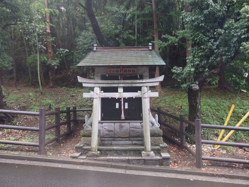 十二柱稲荷神社 - 北山田・山田富士公園のお隣に鎮座する小祠