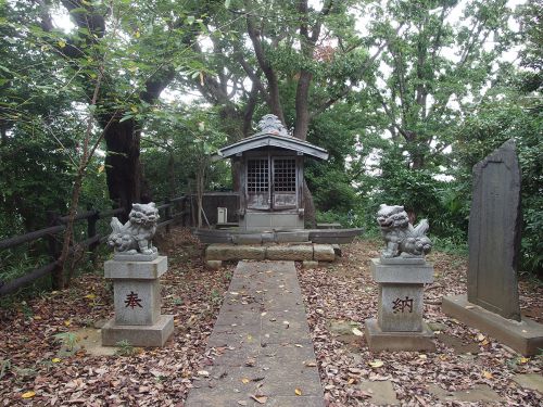 駒岡浅間神社 - 太田道灌の逸話が伝わる「兜塚」がある地に鎮座する小祠