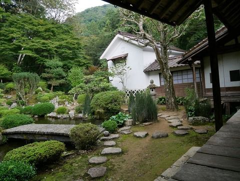 永明寺の修理中のご本堂内部と庭園　（島根県津和野町）