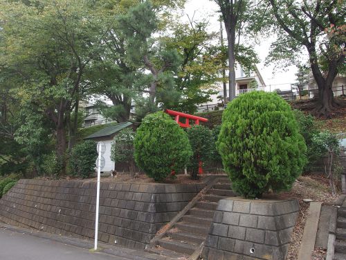 つくし野日枝神社 - 南つくし野小学校沿いの崖に鎮座する小祠