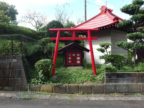 稲荷神社（東京都町田市つくし野2） - つくし野「北向金庚申」の脇に祀られているお稲荷さま