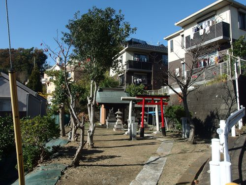 稲荷神社（横浜市旭区川島町） - 丘陵地を切り開いてできた分譲住宅街に鎮座する小祠