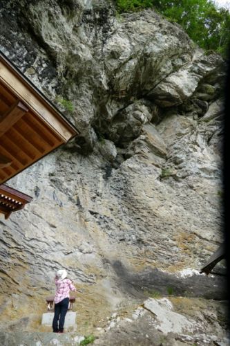 「ポツンと一軒家」の八重山神社と　「てなもんや三度笠」の鸚鵡岩