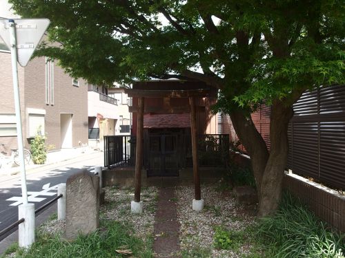 西加瀬諏訪神社 - 川崎・西加瀬の住宅街の中に佇む小祠