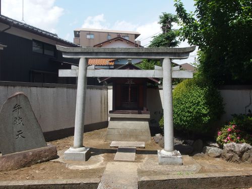 坂戸弁財天 - 坂戸御嶽神社の鳥居の前に鎮座する小祠