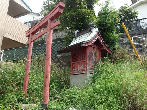 上大岡白笹稲荷神社（横浜市港南区上大岡） - 上大岡・マンション脇の斜面に鎮座するお稲荷さま