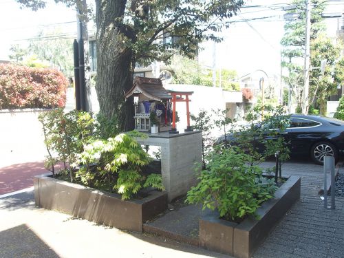 稲荷神社（世田谷区代沢3） - 池ノ上の住宅街の中に佇む小祠
