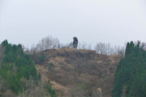 箱森稲荷神社・巨大化する岩と「さざれ石の巌となりて」