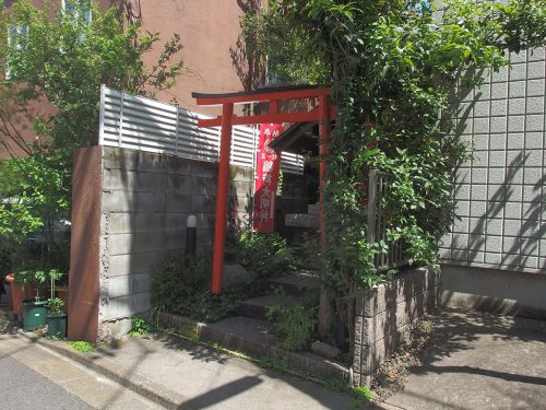 代沢稲荷大明神 - 代沢の細い路地の中に鎮座しているお稲荷さま