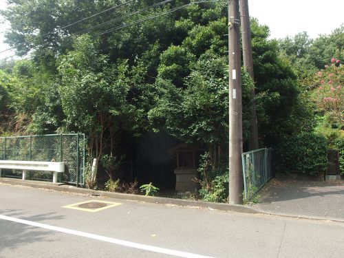 稲荷神社（横浜市港北区小机町） - 小机小学校の前に鎮座している小祠