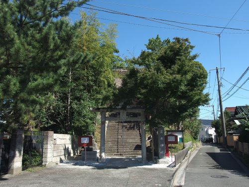 栗木神社（横浜市磯子区栗木） - 茅葺屋根の社殿が現存する、トンネルの上のお社