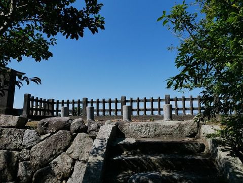 中津城内の金刀比羅宮と河川敷公園