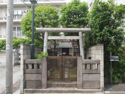 武蔵御嶽神社（渋谷区幡ケ谷） - 甲州街道沿いの路地に佇む小祠