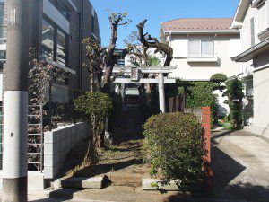 飯縄大権現（目黒区東が丘） - 駒沢の住宅街の中に佇む神社