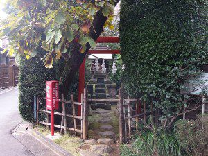 稲荷神社（世田谷区代田） - 立派な門構えのお屋敷（？）の脇に鎮座するお稲荷さま