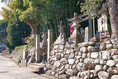 烏帽子形八幡神社(河内長野市)　・かつて烏帽子形城の鎮守とされた高野街道と集落を見守る神社