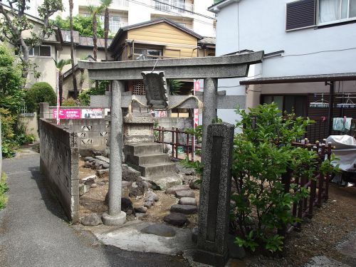 福徳稲荷神社（渋谷区笹塚） - 笹塚の住宅街の中に佇む小祠