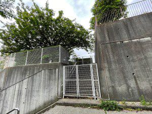 諏訪神社（横浜市戸塚区川上町） - 東戸塚駅南側の崖の中腹に鎮座している神社