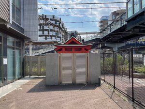 稲荷神社（横浜市戸塚区吉田町） - 戸塚駅の真横にひっそりと佇む小祠
