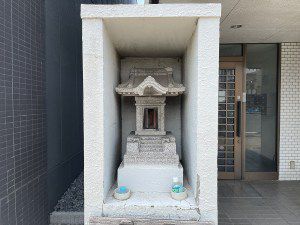 浦島稲荷社（横浜市神奈川区浦島町） - 商業ビルの軒先にお祀りされている小祠
